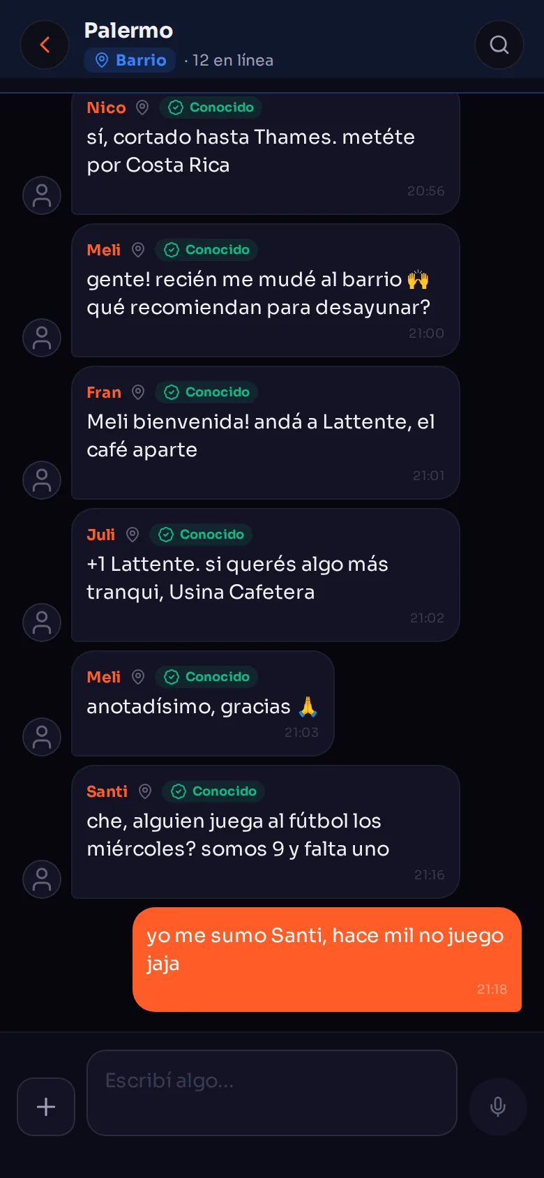 Pantalla de una sala de barrio en Punto, con vecinos conversando